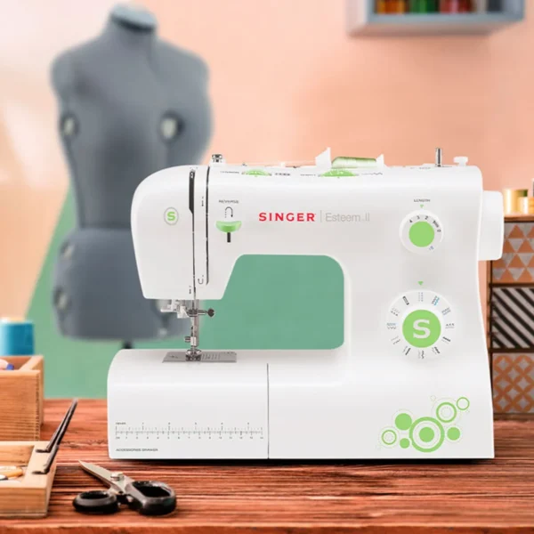 Máquina de coser portátil de 23 puntadas Singer Luz en área de costura - Image 2
