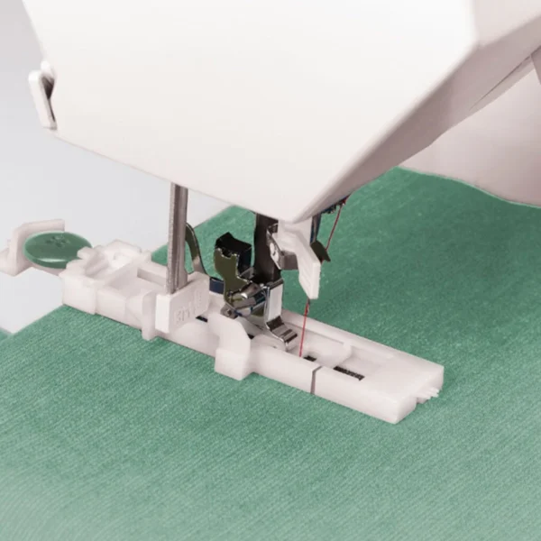 Máquina de coser portátil de 23 puntadas Singer Luz en área de costura - Image 4
